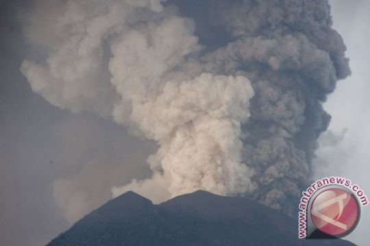 PVMBG naikkan status Gunung Agung ke level awas