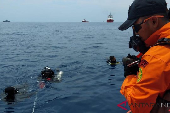 TNI AL terjunkan puluhan personel penyelam ke perairan Karawang