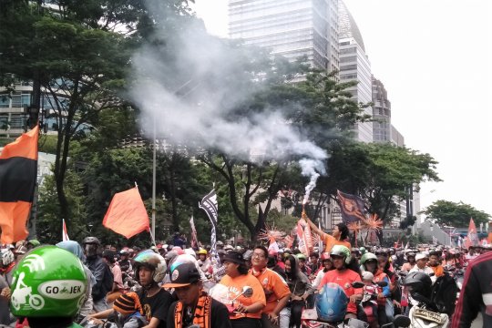 The Jakmania nyalakan flare dan kembang api sepanjang pawai