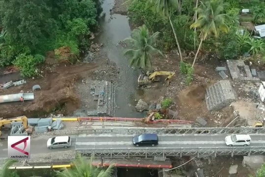 Pengerjaan jembatan darurat kedua di Kayu Tanam
