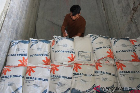 Tidak layak konsumsi, Bulog sortir 6.800 ton beras di Sumsel-Babel