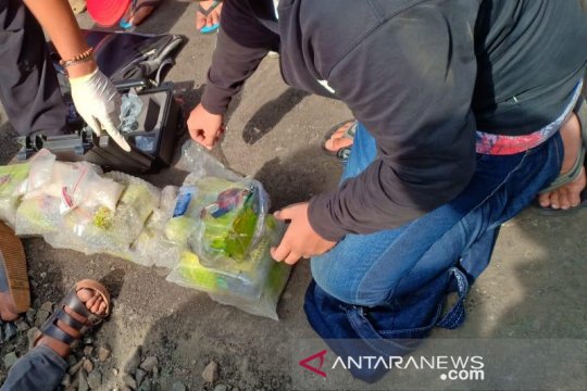 BNN dan Bea Cukai mengamankan dua sopir truk karena membawa narkoba