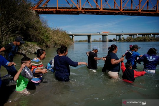 Perjuangan imigran Meksiko melintasi sungai menuju Amerika Serikat
