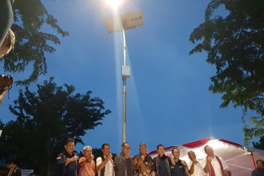 Menteri ESDM resmikan penerangan jalan umum tenaga surya di Kupang