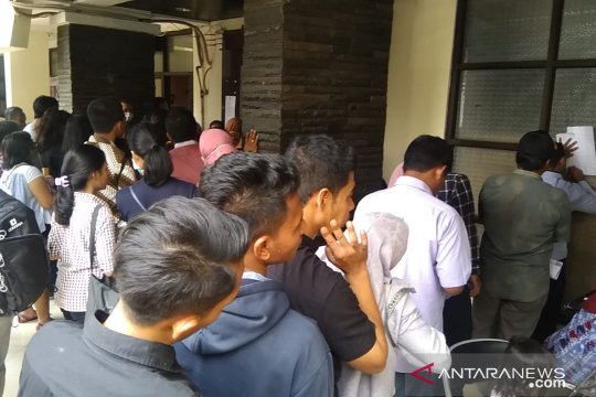 Warga antre urus A5 di KPU Jakarta Timur