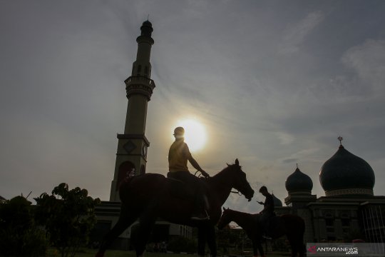 Ngabuburit Sambil Berkuda Di Kompleks Masjid Raya An Nur