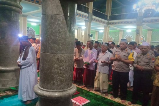 Ribuan warga Trenggalek gelar shalat ghaib doakan Ani Yudhoyono