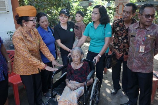 K3S Denpasar serahkan kursi roda kepada penyandang disabilitas