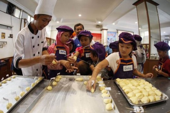 Siswa belajar membuat roti tradisional Page 1 Small