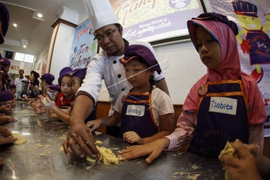 Siswa belajar membuat roti tradisional Page 2 Small