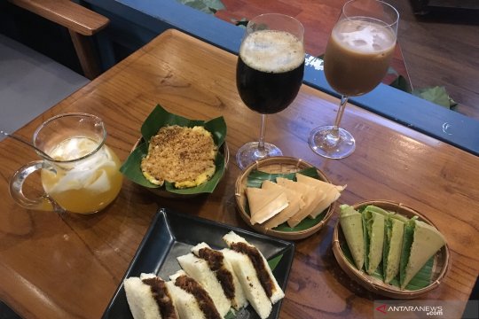 Nostalgia hidangan Padang Peranakan dengan kopi dan martabak langka