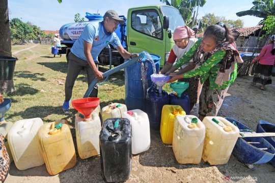 Distribusi air bersih  untuk warga terdampak kekeringan
