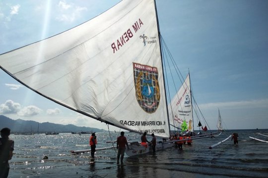 Peserta lomba perahu layar Mandar Sandeq Race disambut meriah