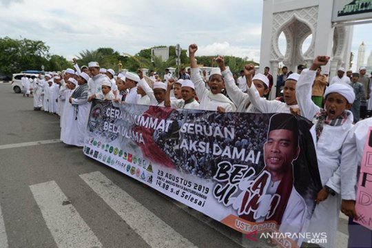Aksi bela ustadz Abdul Somad