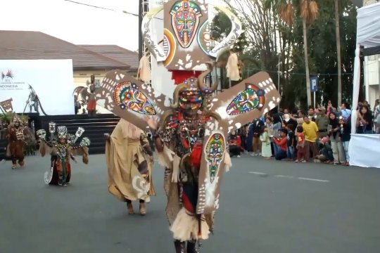 Jember Fashion Carnaval tampilkan keagungan 8 suku dunia