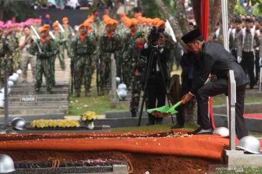 Upacara pemakaman BJ Habibie di Taman Makam Pahlawan Nasional Utama Kalibata Page 1 Small