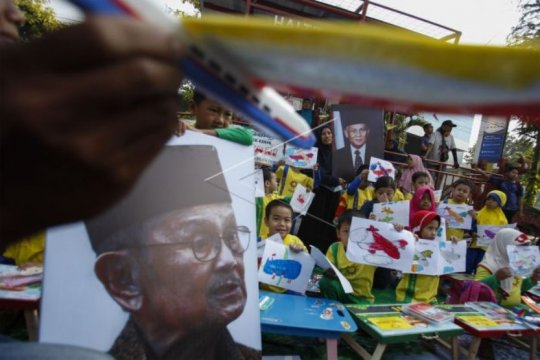 Menggambar pesawat untuk kenang BJ Habibie