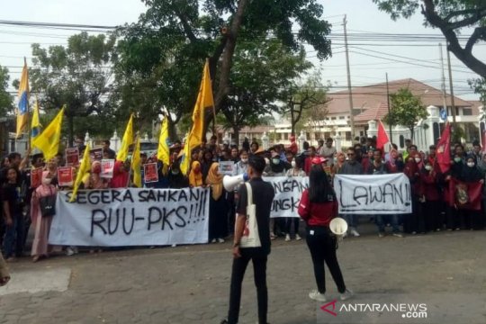 Ratusan orang di Solo menggelar aksi dukung RUU PKS