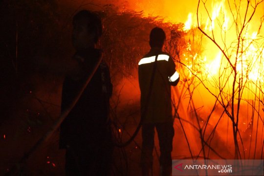 BERJIBAKU JAGA ANCAMAN KARHUTLA