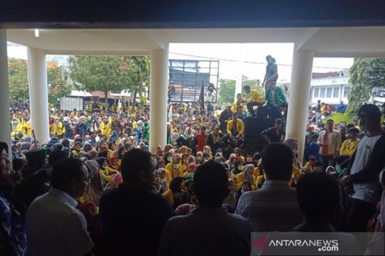 Tuntutan belum terpenuhi, mahasiswa duduki gedung DPRK Aceh Barat