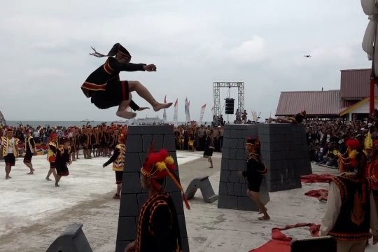 Tradisi Lompat Batu  Berasal Dari Suku Asia