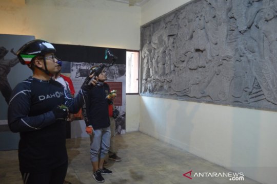 Komunitas gowes sambangi situs sejarah relief dan menara ATC Kemayoran