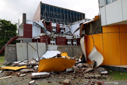 Hasil gambar untuk Gempa di Ambon, Siswa SMP Meninggal Tertimpa Bangunan Toko