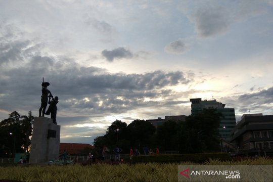 Hari ini, langit Jakarta didominasi berawan