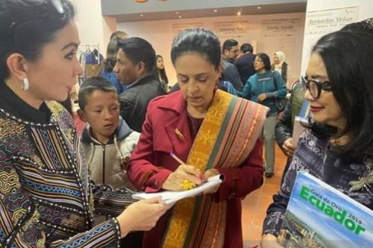 Ibu Negara Ekuador kunjungi perajin NTT di stan Indonesia