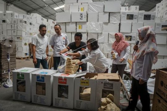 Pengosongan isi kardus logistik Pemilu 2019 Page 1 Small