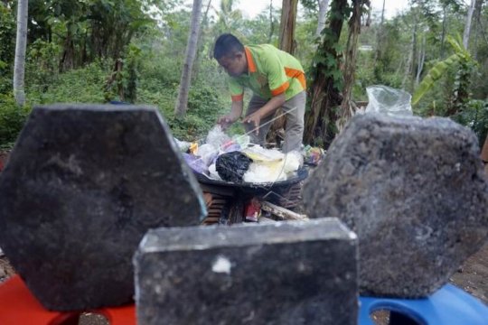 Produksi blok paving berbahan sampah plastik Page 1 Small