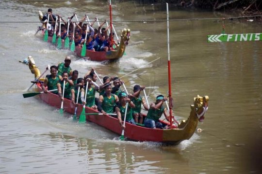 Lomba dayung perahu naga Page 1 Small