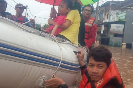 Aksi heroik personel PMI bantu korban banjir di Jabodetabek
