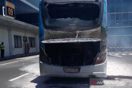 Bus penumpang Bandara Ngurah Rai terbakar