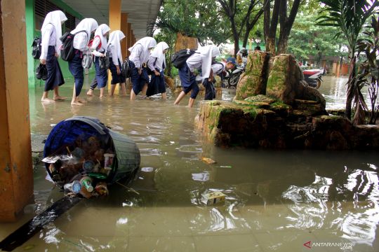 Siswa SMPN 19 Makassar kembali belajar daring karena kebanjiran