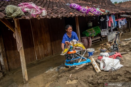 Banjir mulai surut, warga desa Trimulyo Demak mulai bersihkan rumah