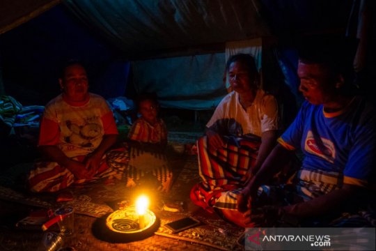 Pengungsi banjir Demak mendiami tenda darurat di atas tanggul