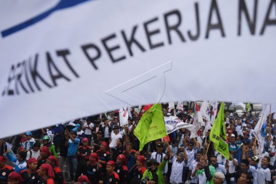 Aksi buruh menolak omnibus law