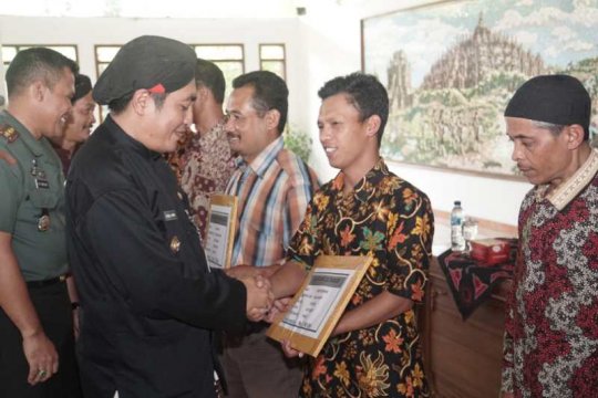 Petani di Magelang dapat bantuan alat pertanian dan klaim asuransi