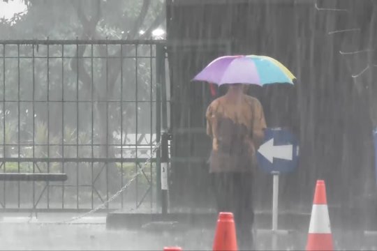 Inilah penyebab hujan deras sepanjang hari di Pulau Jawa