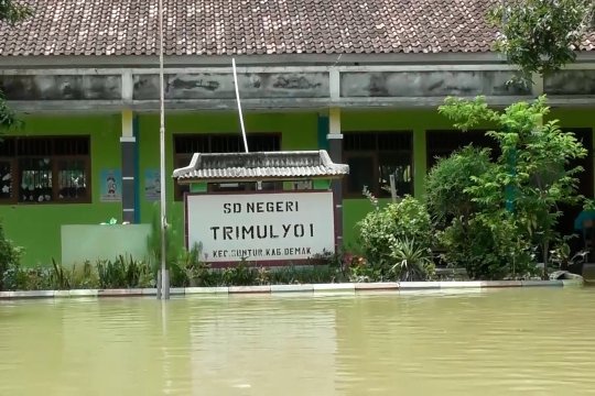 Sekolah terdampak banjir di Demak diimbau tambah jam belajar
