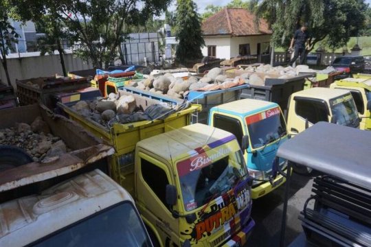 Kasus pertambangan galian batuan ilegal Page 2 Small