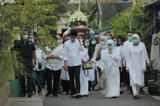 Jenazah ibunda Presiden Joko Widodo Page 1 Small