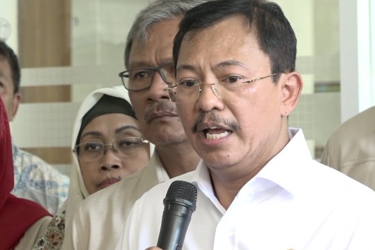Jenguk 2 pasien corona, menkes sebut paranoid turunkan imunitas