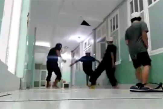 Pasien COVID-19 di Ternate main bola kaki di ruang isolasi