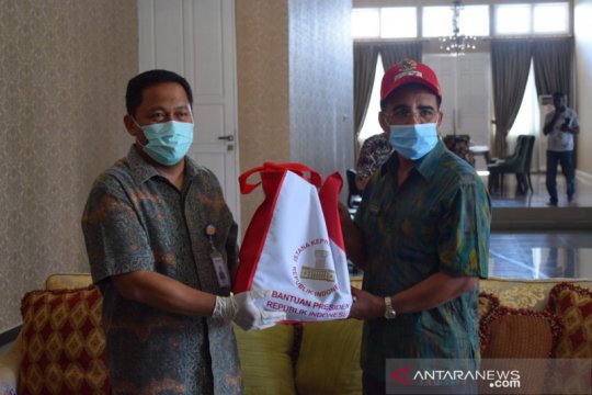 Ribuan paket sembako bantuan presiden didistribusikan di Kupang
