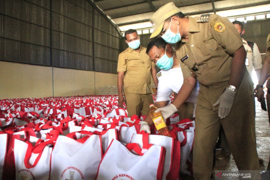 Persiapan pendistribusian paket sembako Presiden di Kupang