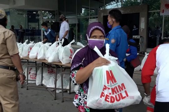 PT KIM bagikan tiga ribu sembako bagi warga dan medis