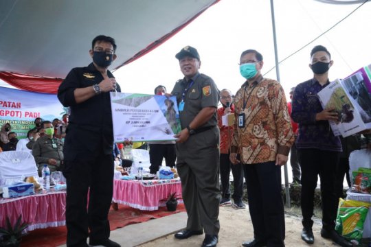 Mentan serahkan bantuan KUR dan alsintan di Lampung