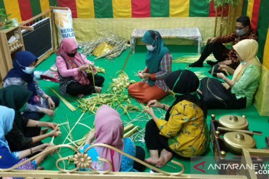 Dispar Batam gelar tutorial membuat ketupat Page 1 Small